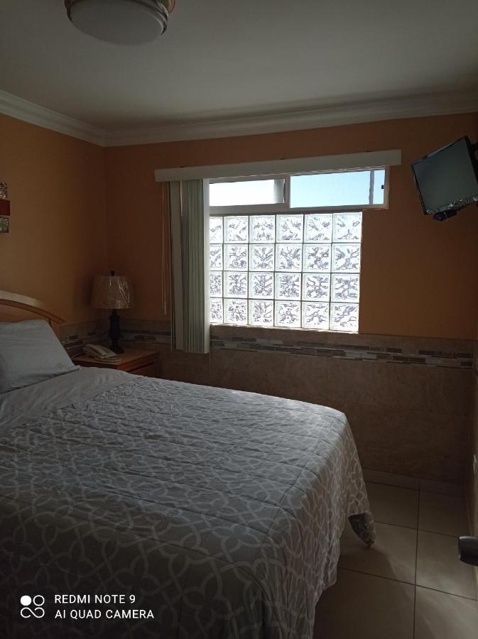 Suites Leon Rojo Tijuana Eksteriør billede