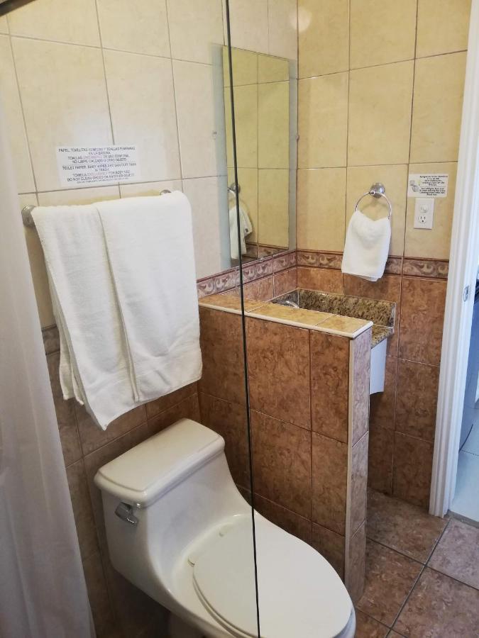 Suites Leon Rojo Tijuana Eksteriør billede